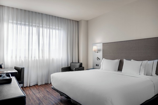 Standard Room, 1 Queen Bed | Minibar, in-room safe, desk, laptop workspace