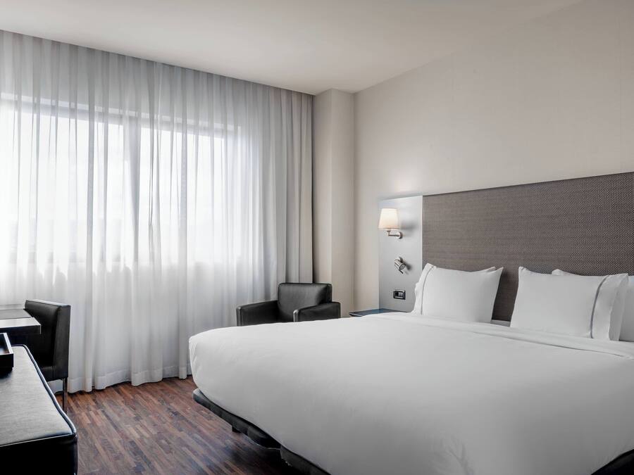 Kamar Standar, 1 Tempat Tidur Queen | Minibar, brankas, meja kerja, dan ruang kerja ramah laptop