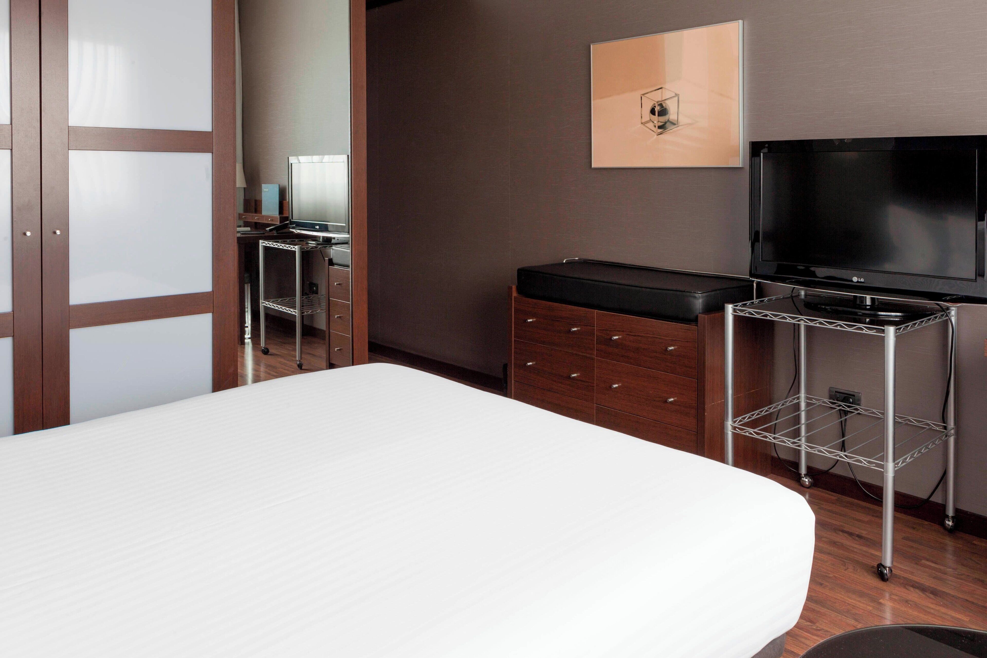 standard room, 1 queen bed, non smoking | minibar, in-room safe, desk, laptop workspace