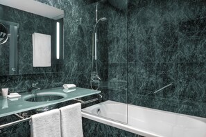 Een bad, gratis toiletartikelen, een haardroger, een bidet