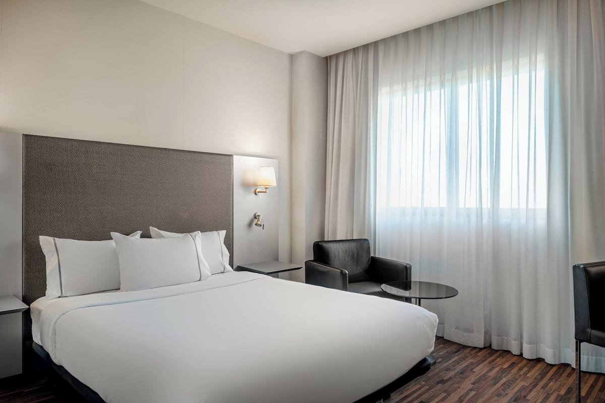 Standard Room, 1 Queen Bed, Non Smoking | Minibar, in-room safe, desk, laptop workspace