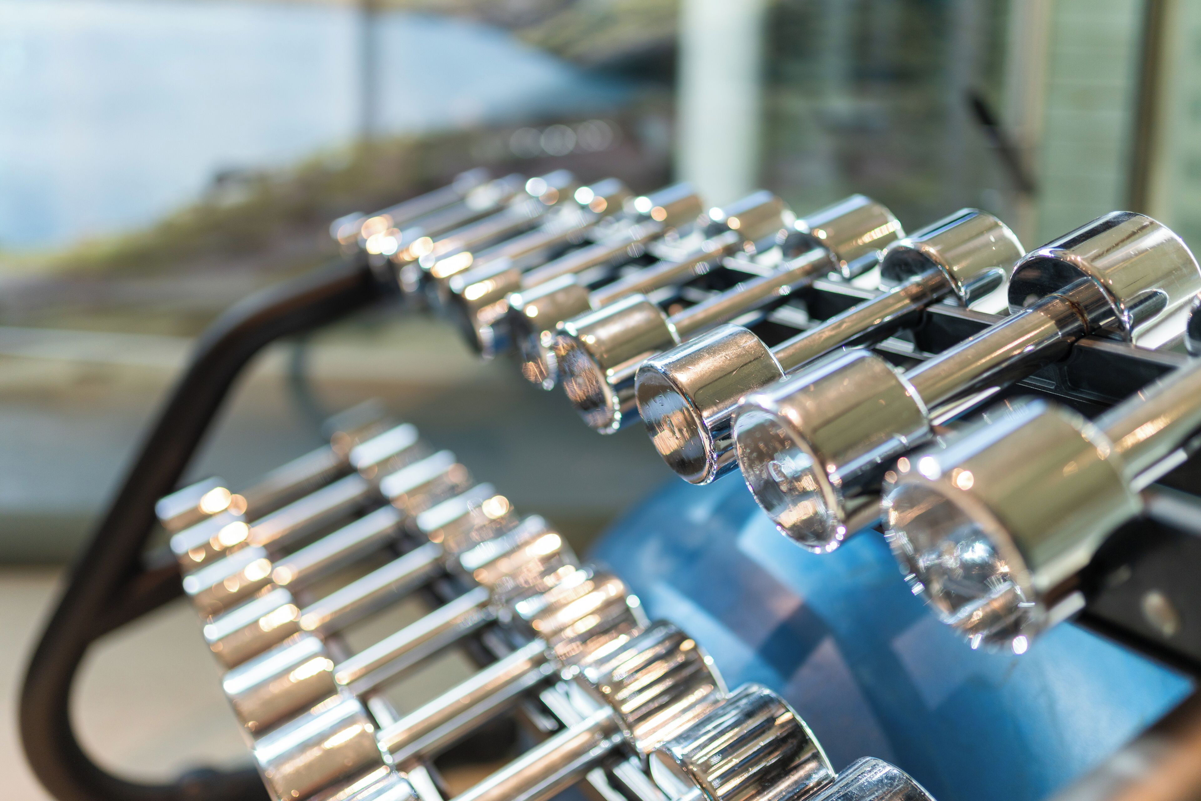 Eine Nahaufnahme einer mechanischen Vorrichtung mit zylindrischen Bauteilen und metallischen Oberflächen.
