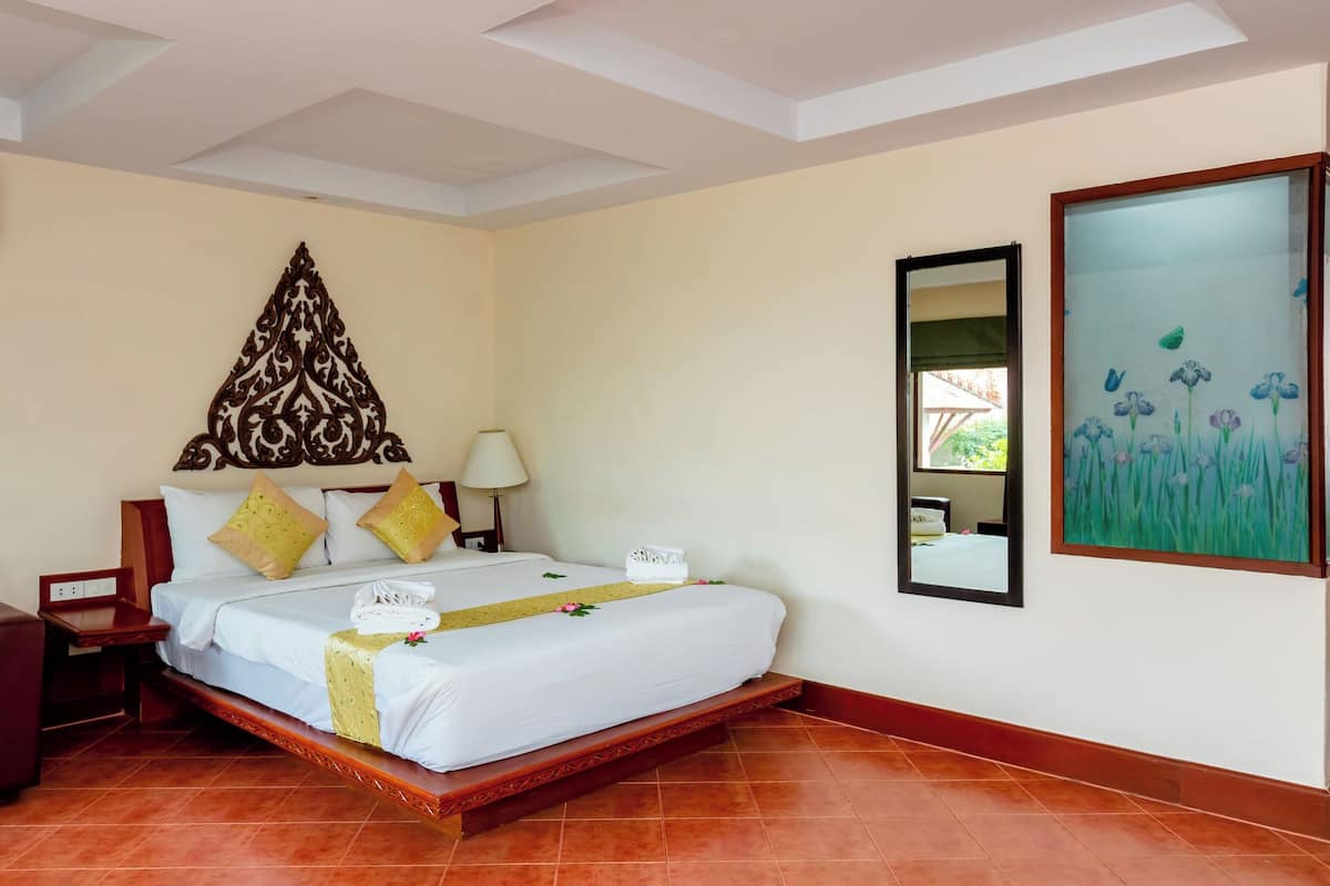 Deluxe Partial Sea View | In-room safe, individually decorated, desk, blackout drapes
