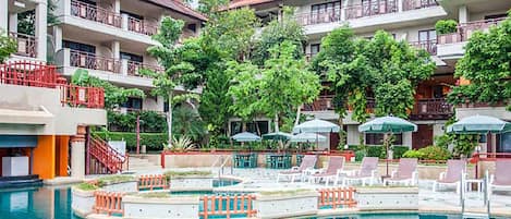 Piscine extérieure, parasols de plage