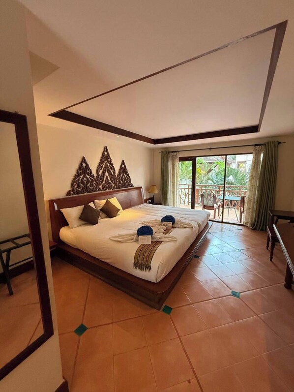 Standardrum | Värdeförvaringsskåp på rummet, individuell inredning och skrivbord