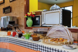 Petit déjeuner et déjeuner servis sur place