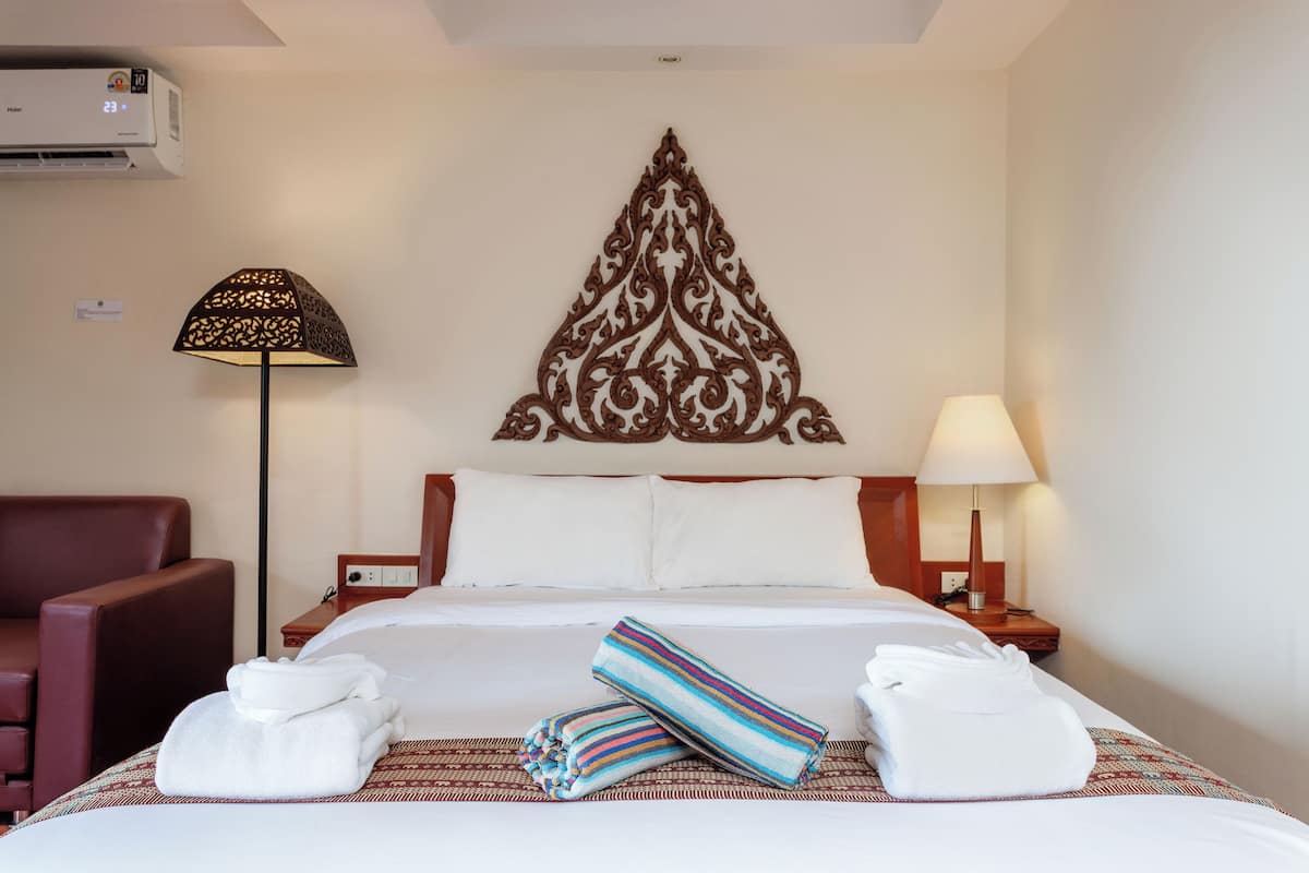 Deluxe Partial Sea View | Värdeförvaringsskåp på rummet, individuell inredning och skrivbord