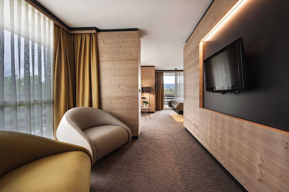 junior suite, balcony, park view | room amenity