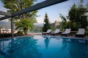 4 indoor pools, outdoor pool, open 7 AM to 9 PM, lifeguards on site