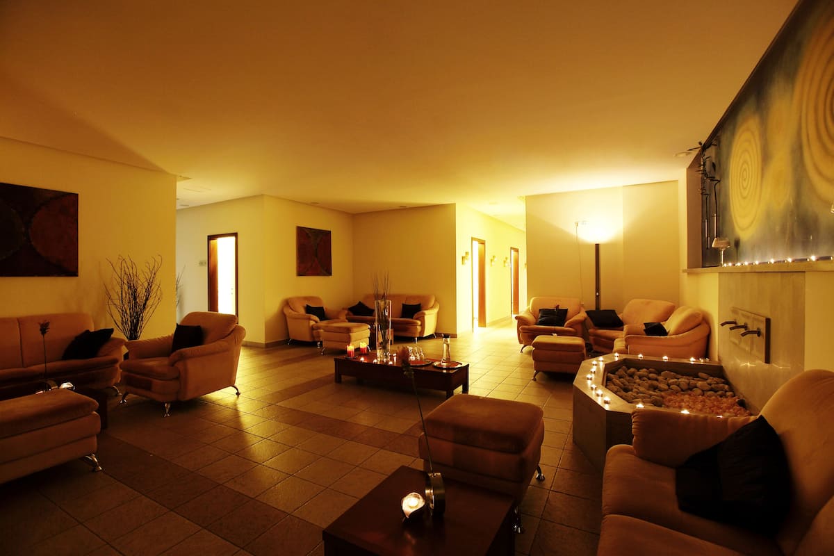 sauna, hot tub, turkish bath/hammam, body treatments, aromatherapy