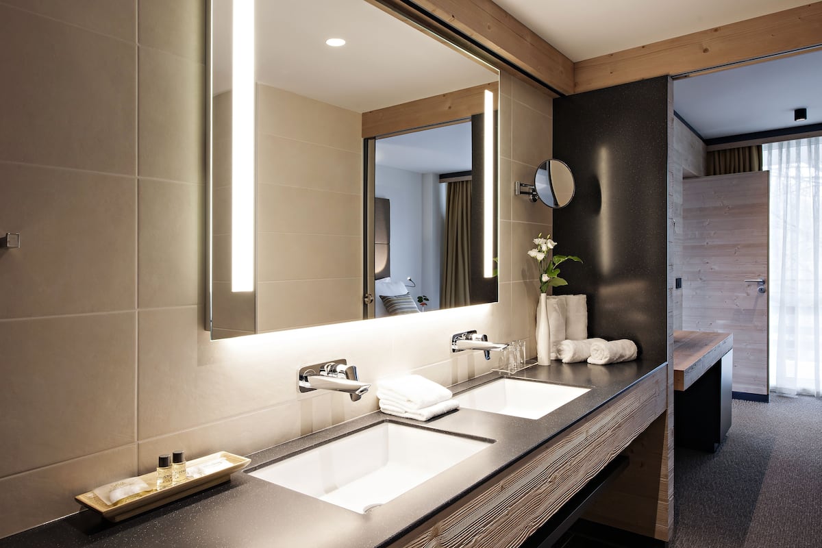 premium suite, balcony, lake view | bathroom | free toiletries, hair dryer, bathrobes, slippers