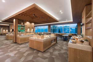 2 restaurants, breakfast served