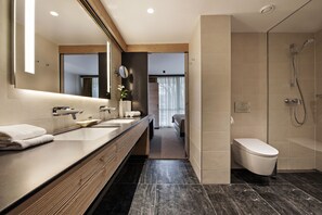 Kostenlose Toilettenartikel, Haartrockner, Bademäntel, Hausschuhe