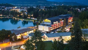 Ein Hotel im modernen Design, in der Nähe eines Sees gelegen und von Bergen umgeben.
