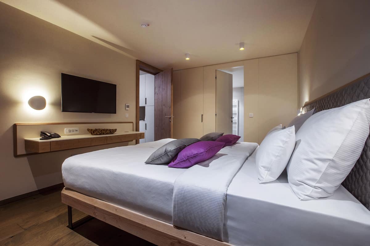 Een minibar, een kluis op de kamer, een bureau, verduisterende gordijnen