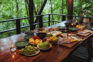 Salón en el lobby, con vista al jardín, abre todos los días
