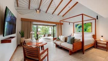 Kamer | Een minibar, een kluis op de kamer, een bureau, verduisterende gordijnen