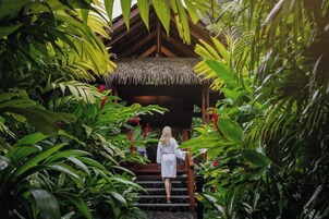 Salas de tratamiento para parejas, una bañera de hidromasaje