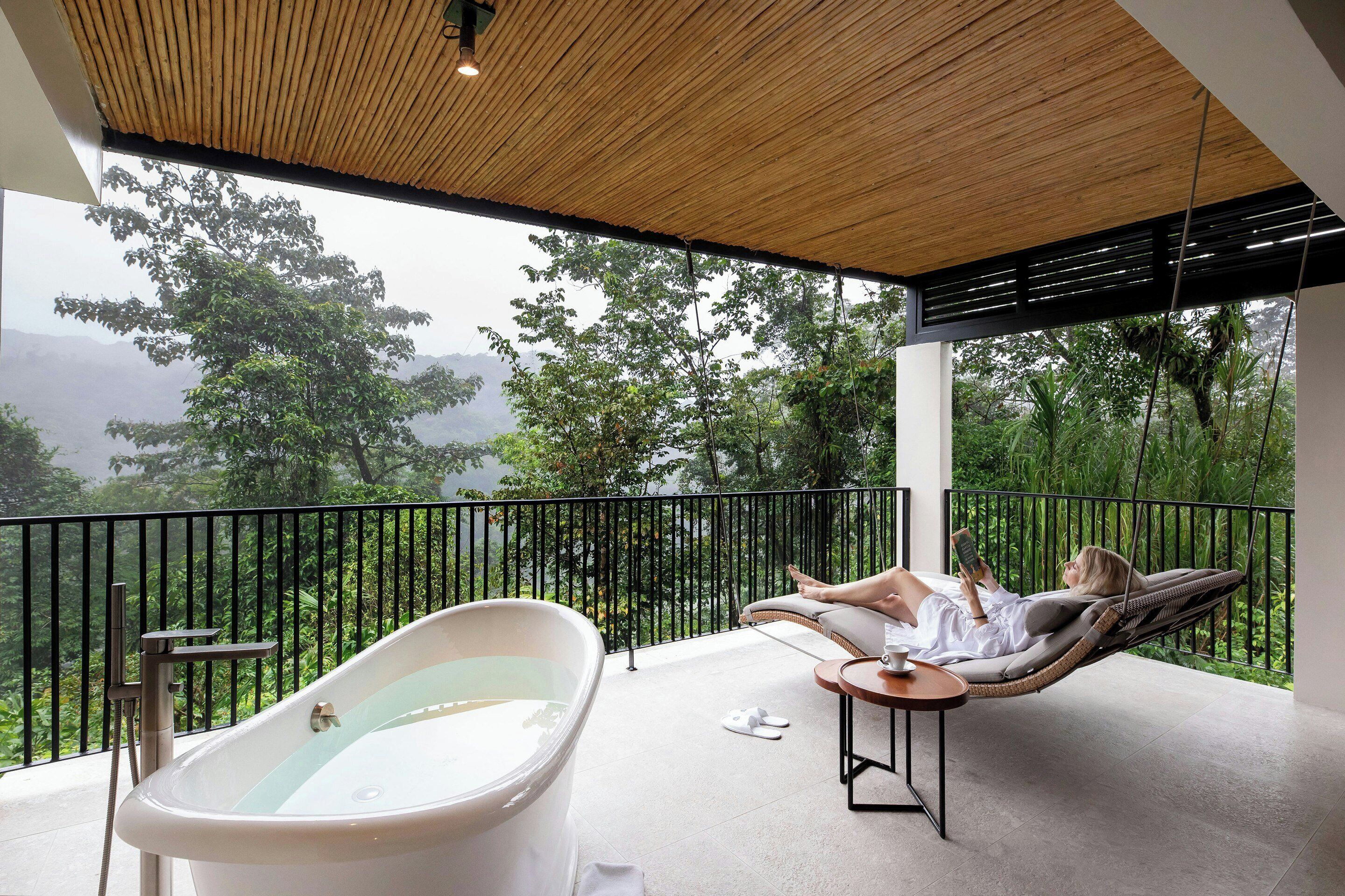 Minibar, brankas, meja kerja, dan tirai kedap cahaya