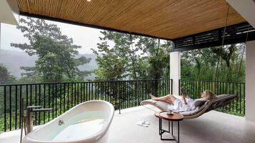 Minibar, brankas, meja kerja, dan tirai kedap cahaya