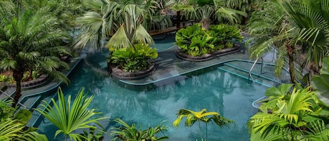 Una piscina al aire libre