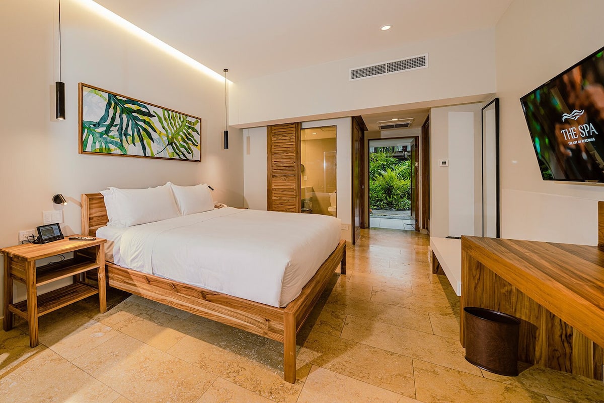 Orchid Room King Bed | Minibar, värdeförvaringsskåp på rummet och skrivbord