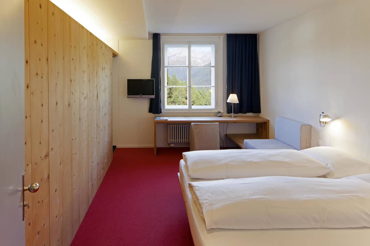 Hypo-allergenic bedding, in-room safe, desk, free WiFi