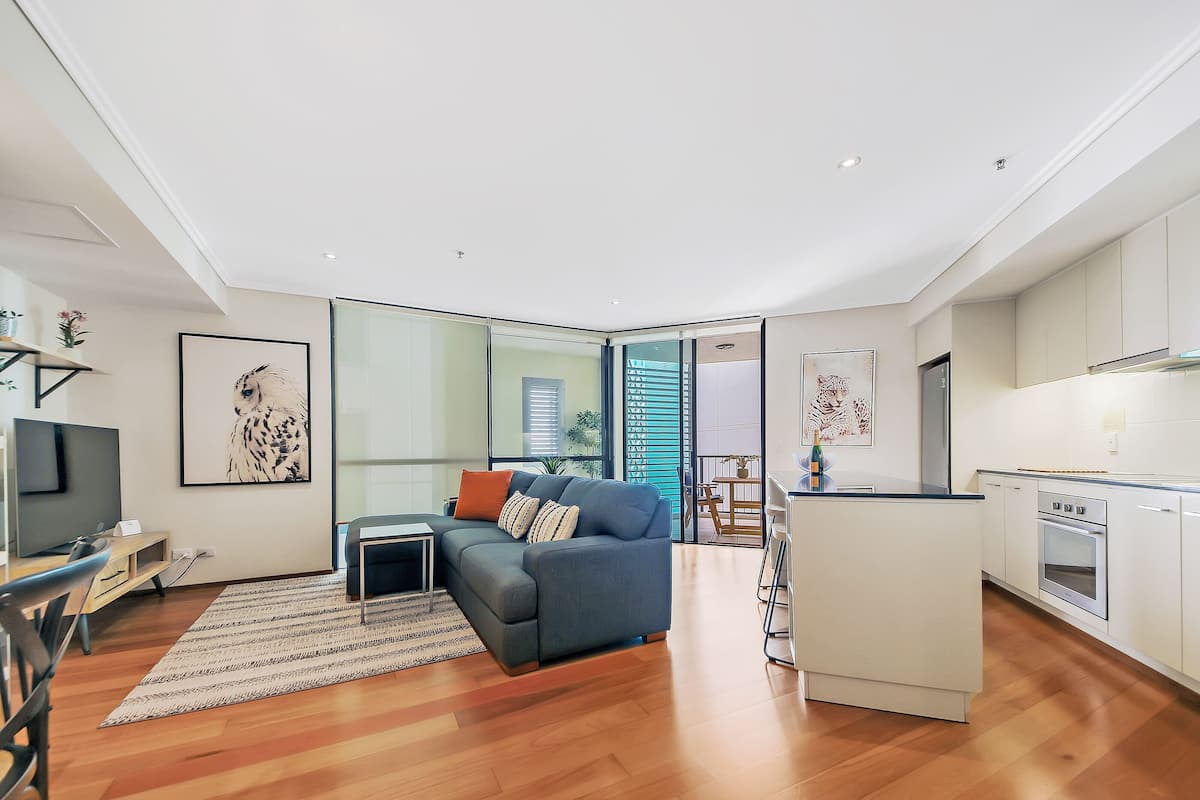Un apartamento moderno con sala de estar, cocina y balcón.
