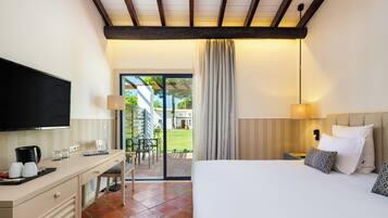 Minibar, Zimmersafe, Schreibtisch, Verdunkelungsvorhänge