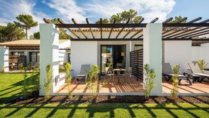 A modern outdoor patio with a pergola, seating area, and a view of the adjacent building. - Pestana Vila Sol Golf - Vilamoura (Loulé)