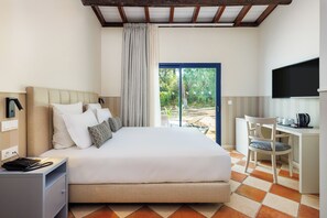 Classic Garden Double/Twin Room | Minibar, värdeförvaringsskåp på rummet och skrivbord