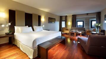 Caixa forta a l'habitació, escriptori i cortines opaques