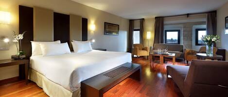 Caja de seguridad en la habitación, escritorio y cortinas blackout