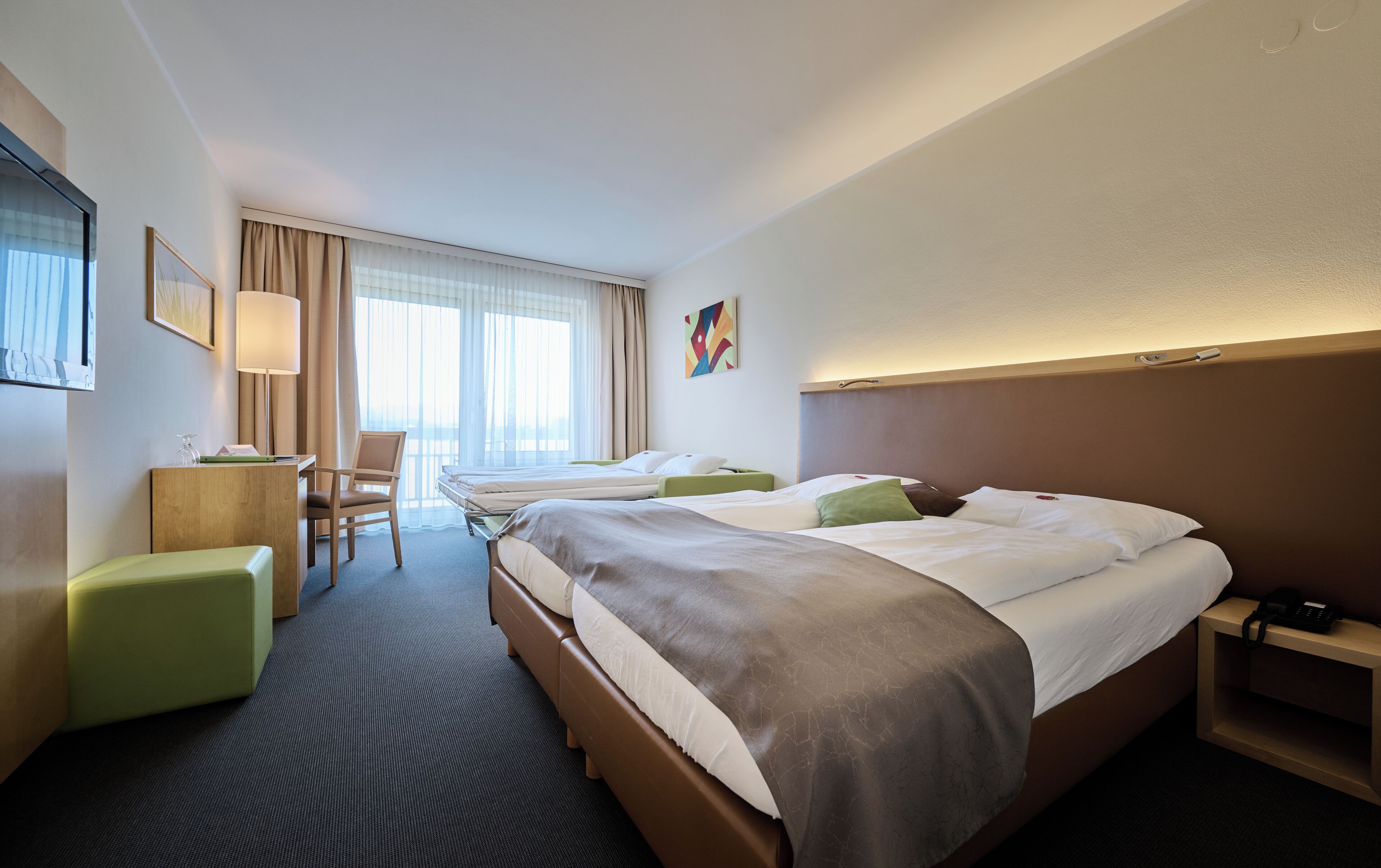 Habitació familiar | Caixa forta a l'habitació, cortines opaques i planxa i posts de planxar 