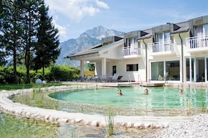Una piscina al aire libre de temporada