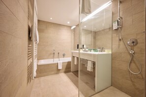 Junior Suite, Balcony, Mountain View | Bathroom | Shower, hair dryer, towels - Hotel Momentum (Anif)