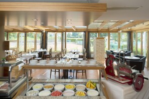 Breakfast area - Hotel Momentum (Anif)