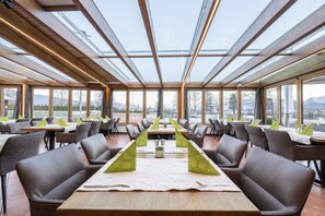 Lunch and dinner served, Italian cuisine - Hotel Momentum (Anif)