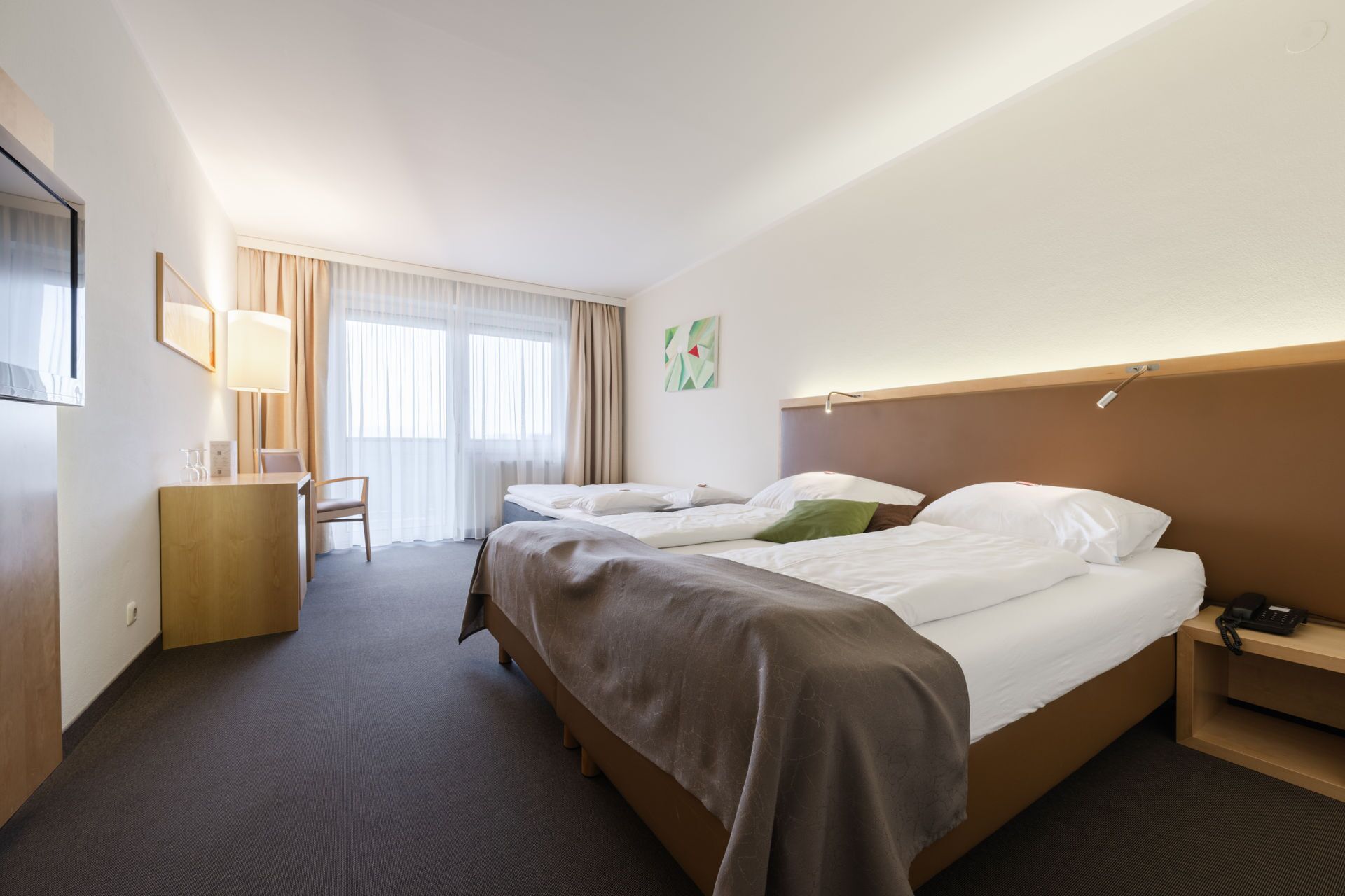 Habitació doble Deluxe, balcó, vistes a la muntanya | Caixa forta a l'habitació, cortines opaques i planxa i posts de planxar 