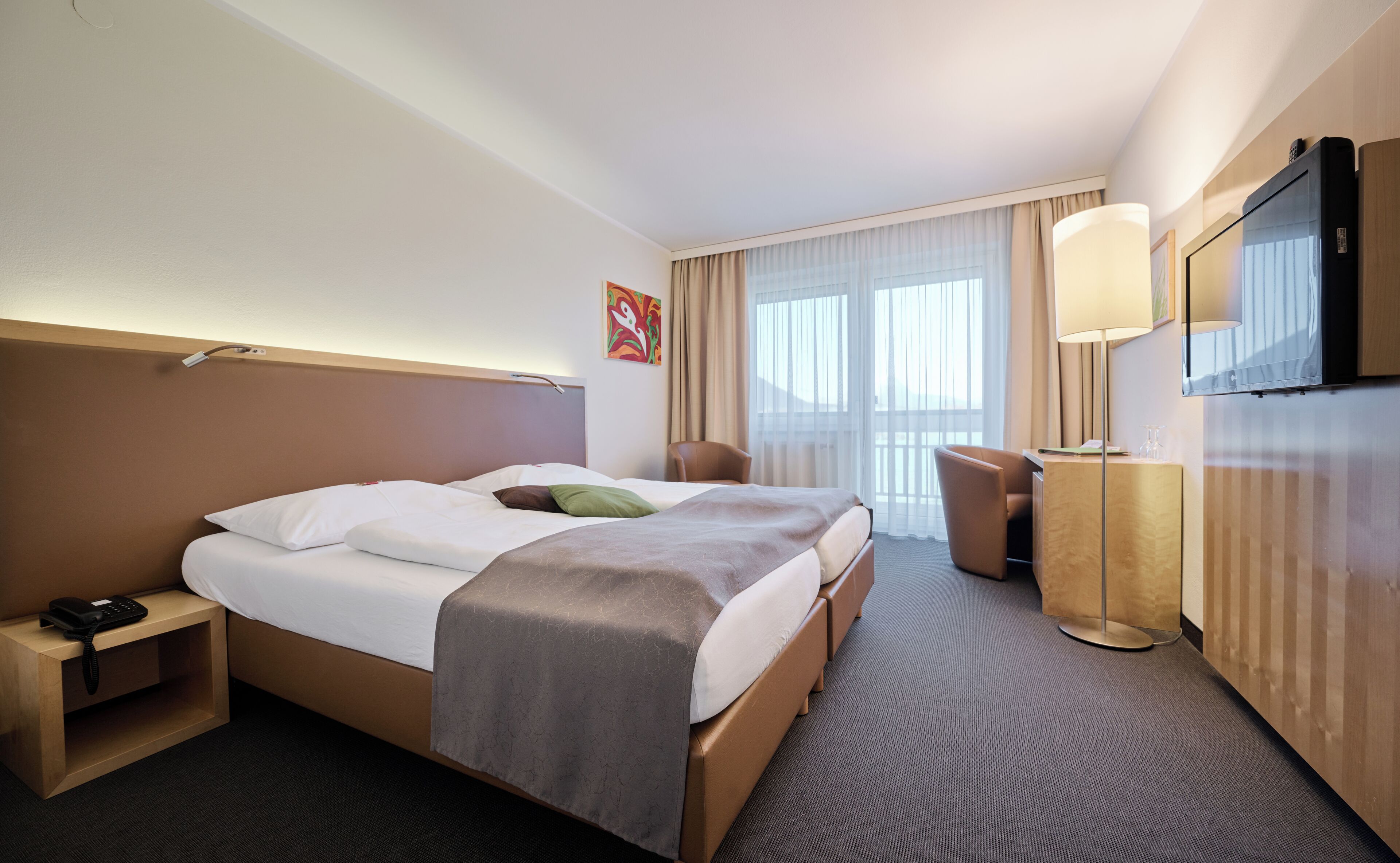 Habitació doble estàndard, balcó, vistes a la muntanya | Caixa forta a l'habitació, cortines opaques i planxa i posts de planxar 