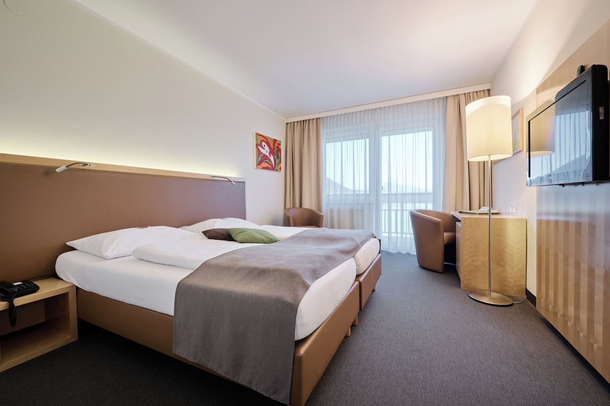 스탠다드 더블룸, 발코니, 산 전망 | 저자극성 침구, 객실 내 금고, 책상, 노트북 작업 공간