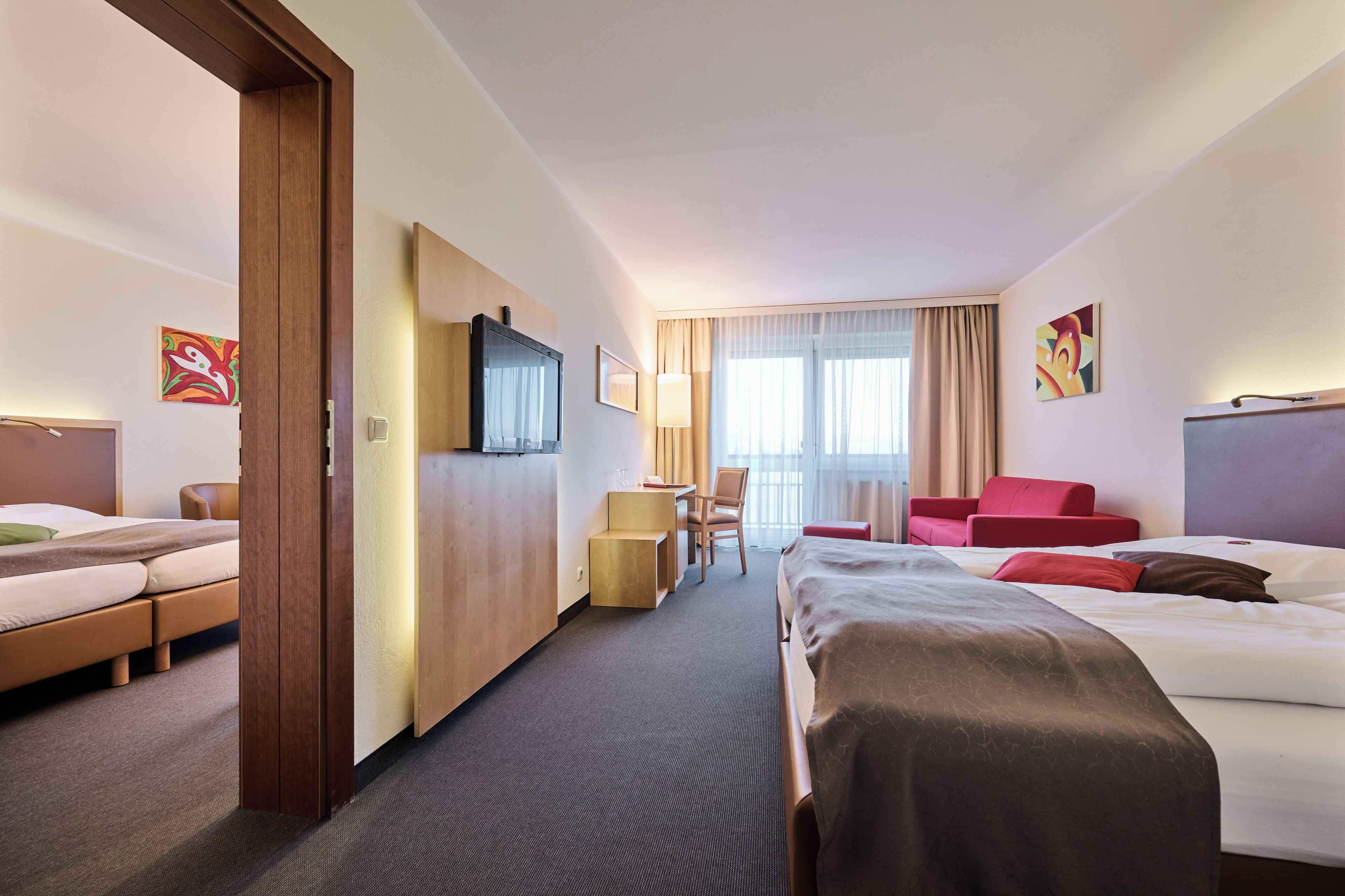 Caixa forta a l'habitació, cortines opaques i planxa i posts de planxar 