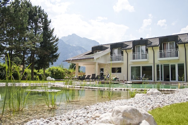 Una piscina al aire libre de temporada