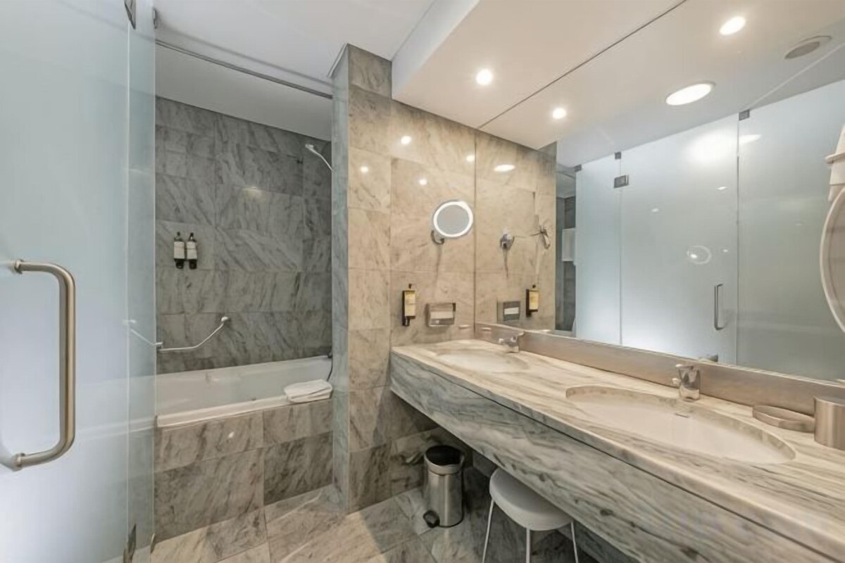 Salle de bain | Ensemble douche/baignoire, articles de toilette gratuits, sèche-cheveux