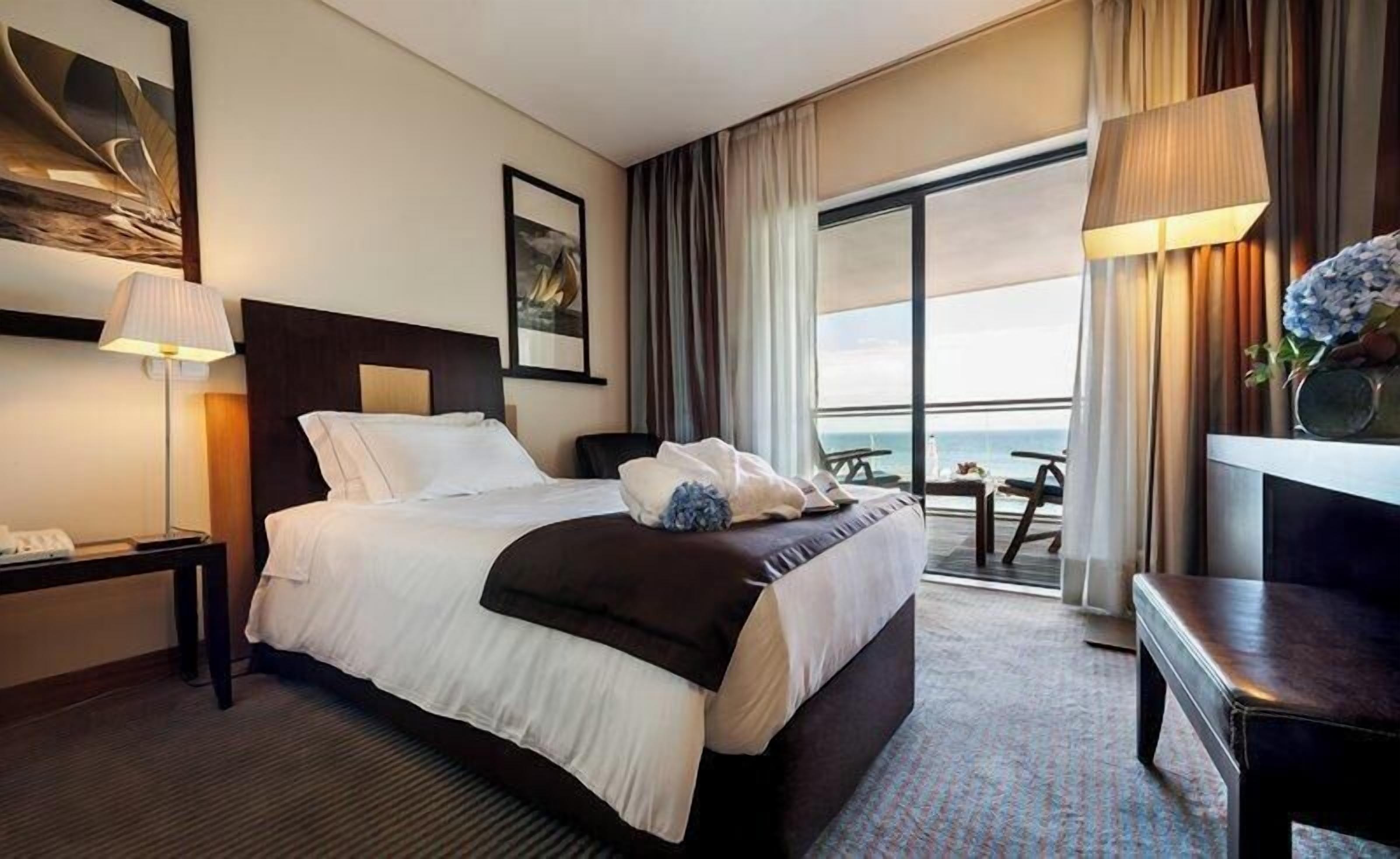 Minibar, két bảo mật tại phòng, bàn 