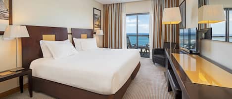 Kamer, 1 twee- of 2 eenpersoonsbedden, uitzicht op oceaan | 1 slaapkamer, een minibar, een kluis op de kamer, een bureau