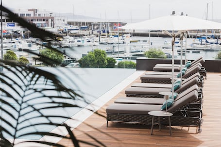 Indoor pool, outdoor pool, pool umbrellas, sun loungers. Hotel Marina Atlântico