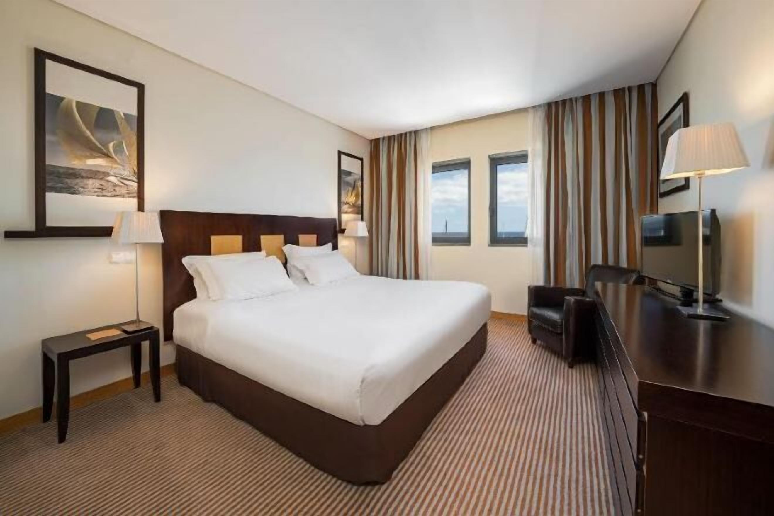 Minibar, caja de seguridad en la habitación y escritorio 