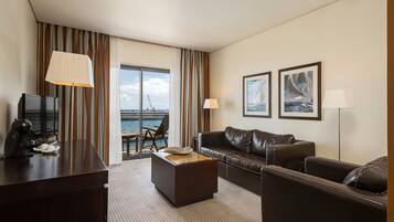 Suite, vista al océano ( VIP ) | Área de sala de estar | Televisión de pantalla plana