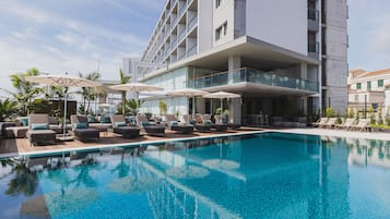 Innenpool, Außenpool, Sonnenschirme, Liegestühle